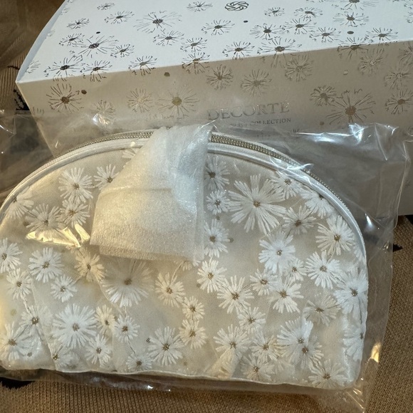 NEW-DECORTÉ "White Bliss Collection" Makeup Kit with Pouch Xmas 2024 col… - Picture 2 of 4
